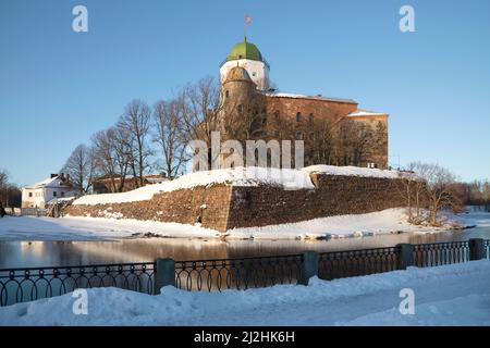 Blick auf das mittelalterliche Schloss Vuborg an einem sonnigen Januartag. Leningrad, Russland Stockfoto