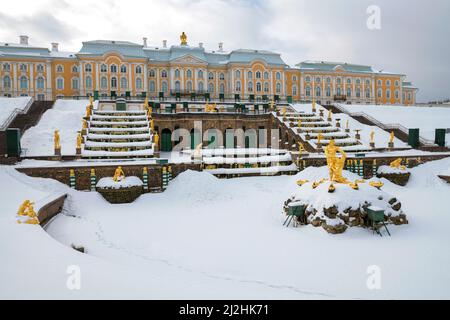 PETRODVORETS, RUSSLAND - 12. FEBRUAR 2022: Wolkiger Februartag im Großen Peterhof-Palast Stockfoto