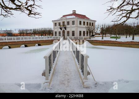 PETRODVORETS, RUSSLAND - 12. FEBRUAR 2022: Marley Palast auf dem Sektorenteich an einem bewölkten Februartag. Peterhof Palace and Park Complex Stockfoto