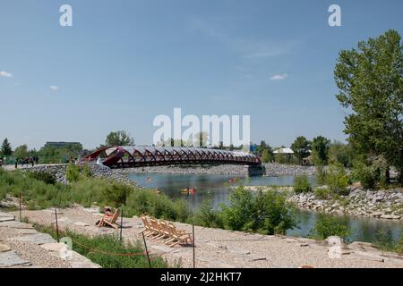 Verschiedene Wassersportarten auf dem Bow River, Calgary, Alberta, Kanada, Juli 29., 2018. Stockfoto