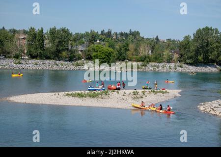 Verschiedene Wassersportarten auf dem Bow River, Calgary, Alberta, Kanada, Juli 29., 2018. Stockfoto