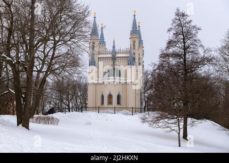 PETRODVORETS, RUSSLAND - 12. FEBRUAR 2022: Blick auf die alte Kapelle des Hl. Alexander Newski an einem bewölkten Februartag. Park „Alexandria“, Peterhof Stockfoto