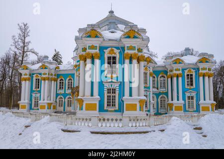 PUSCHKIN, RUSSLAND - 08. MÄRZ 2022: Antiker Pavillon Hermitage im Katharinenpalast-Park an einem düsteren Märztag. Zarskoje Selo Stockfoto