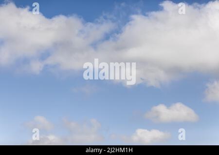 Cumulus und Cirrus weiße Wolken auf blauem Himmel Hintergrund Stockfoto
