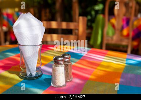 Ein farbenfrohes Tischtuch, das in San Jose del Cabo, Mexiko, mit Sonnenlicht bedeckt ist Stockfoto