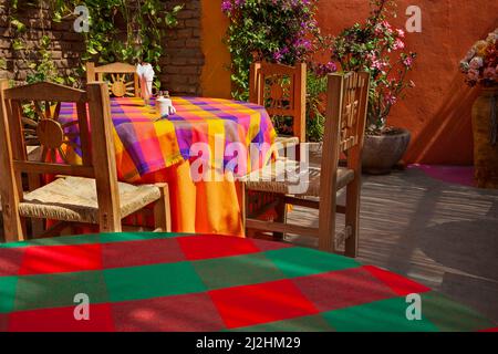 Farbenfrohe Tischdecken auf Sitzgelegenheiten im Freien in Mexiko Stockfoto