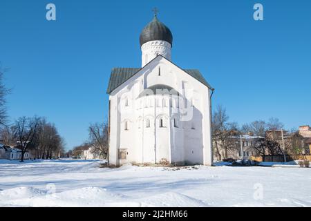 Mittelalterliche Kirche der Verklärung des Erlösers an einem sonnigen Märztag in der Ilyina-Straße im Stadtbild. Weliki Nowgorod, Russland Stockfoto