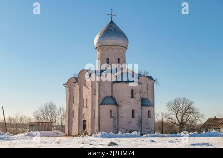 Mittelalterliche orthodoxe Kirche der Verklärung des Erlösers auf Nereditsa an einem sonnigen Märztag. Vorort von Weliki Nowgorod, Russland Stockfoto