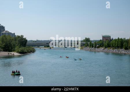 Verschiedene Wassersportarten auf dem Bow River, Calgary, Alberta, Kanada, Juli 29., 2018. Stockfoto