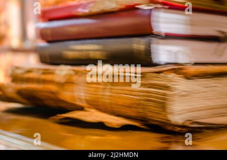 Einer übereinander, ein Stapel gestapelter alter verfallenen Bücher. Stockfoto