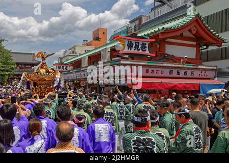 Tokio, Japan, 18. Mai 2019: Sanja Matsuri ist einer der großen Shinto Festivals von Tokio und ist im Mai, in Asakusa Viertel, um Senso-ji Temp Stockfoto
