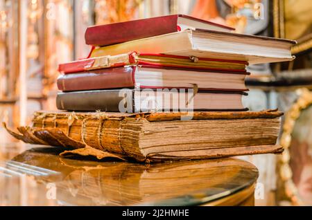 Einer übereinander, ein Stapel gestapelter alter verfallenen Bücher. Stockfoto