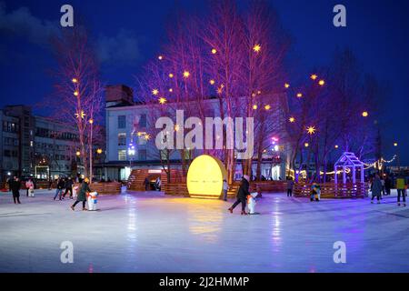 SANKT PETERSBURG, RUSSLAND - 22. FEBRUAR 2022: Februarabend auf der Sevkabel Hafeneisbahn Stockfoto