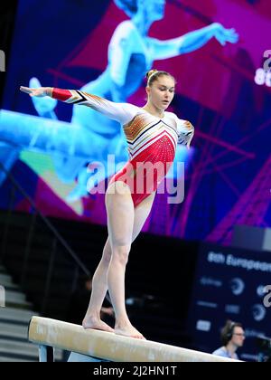 Stettin, Polen, 11. April 2019: Die belgische Athletin Maellyse Brassart tritt am Balancierbalken an Stockfoto