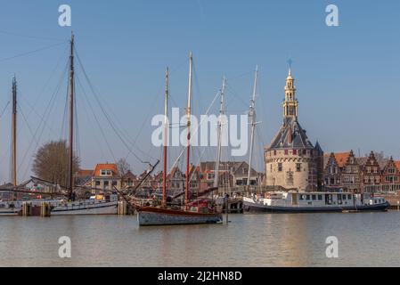 Hoorn, Niederlande, März 2022. Der historische Verteidigungsturm am Hafeneingang von Hoorn. Hochwertige Fotos Stockfoto