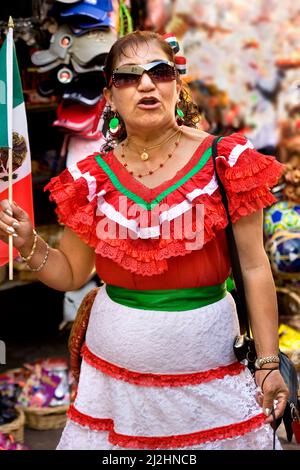 Frau mit mexikanischem Falg und Colors Cinco de Mayo Festival Stockfoto