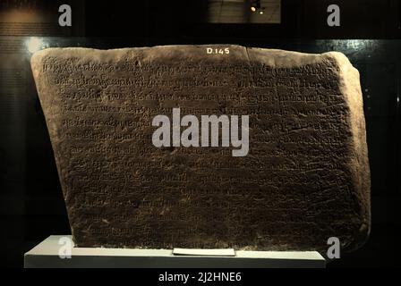 Talang Tuo Inschrift, die in Palembang, Südsumatra, Indonesien, gefunden wurde und derzeit eine Sammlung des Nationalmuseums in Jakarta ist. Datiert von 684 n. Chr. und geschrieben in altmalayischer Sprache mit Pallava-Schriften, diese Srivijaya-Inschrift erklärt die Errichtung eines Parks, der von König Sri Jayanasa für 'Güte aller lebenden Formen' angeordnet wurde. In diesem internationalen Zentrum-Hafen wurden auch Fremdsprachen und Schriften/Briefe verwendet. In offiziellen Dokumenten benutzen sie fremde Figuren, und das Siegel des Königs dient als Siegel. Stockfoto
