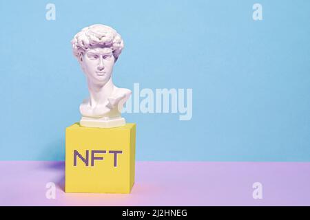 NFT-Technologie virtuelle Kunst auf dem Internet-Transaktionen Blockchain und Token und Kopf von roman david in Marmor Stockfoto