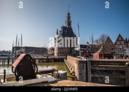 Hoorn, Niederlande, März 2022. Der historische Verteidigungsturm am Hafeneingang von Hoorn. Hochwertige Fotos Stockfoto