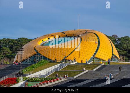 DALAT, VIETNAM - 26. DEZEMBER 2015: Ein modernes Gebäude in Form einer gelben Blume. Dalat, Vietnam Stockfoto