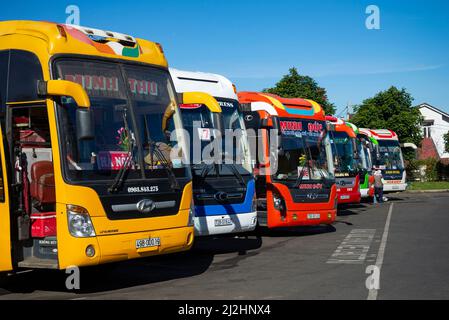 DALAT, VIETNAM - 28. DEZEMBER 2015: Mehrfarbige Intercity-Busse am Busbahnhof Dalat. Vietnam Stockfoto