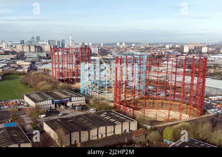 Birmingham, England, April 2. 2022. Die Arbeiten zur Demontage der drei ungenutzten Gashalter in der Windsor Street in Birmingham laufen derzeit. Die Stahlkonstruktionen am Standort Nechells wurden zuletzt im Jahr 2012 verwendet, da Verbesserungen am Gasübertragungssystem bedeuten, dass Gas jetzt im Rohrsystem unterirdisch gespeichert werden kann. Das Gaswerk beherbergte einst 11 Gashalter und als die Zwillingsgashalter 1885 gebaut wurden, waren sie die größten der Welt. Das ikonische Wahrzeichen wurde erstmals 1980s in den Farben des örtlichen Fußballvereins Aston Villa gestrichen. Es wird angenommen, dass der Techniker einmal für die Wartung verantwortlich war Stockfoto