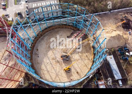 Birmingham, England, April 2. 2022. Die Arbeiten zur Demontage der drei ungenutzten Gashalter in der Windsor Street in Birmingham laufen derzeit. Die Stahlkonstruktionen am Standort Nechells wurden zuletzt im Jahr 2012 verwendet, da Verbesserungen am Gasübertragungssystem bedeuten, dass Gas jetzt im Rohrsystem unterirdisch gespeichert werden kann. Das Gaswerk beherbergte einst 11 Gashalter und als die Zwillingsgashalter 1885 gebaut wurden, waren sie die größten der Welt. Das ikonische Wahrzeichen wurde erstmals 1980s in den Farben des örtlichen Fußballvereins Aston Villa gestrichen. Es wird angenommen, dass der Techniker einmal für die Wartung verantwortlich war Stockfoto
