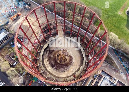 Birmingham, England, April 2. 2022. Die Arbeiten zur Demontage der drei ungenutzten Gashalter in der Windsor Street in Birmingham laufen derzeit. Die Stahlkonstruktionen am Standort Nechells wurden zuletzt im Jahr 2012 verwendet, da Verbesserungen am Gasübertragungssystem bedeuten, dass Gas jetzt im Rohrsystem unterirdisch gespeichert werden kann. Das Gaswerk beherbergte einst 11 Gashalter und als die Zwillingsgashalter 1885 gebaut wurden, waren sie die größten der Welt. Das ikonische Wahrzeichen wurde erstmals 1980s in den Farben des örtlichen Fußballvereins Aston Villa gestrichen. Es wird angenommen, dass der Techniker einmal für die Wartung verantwortlich war Stockfoto