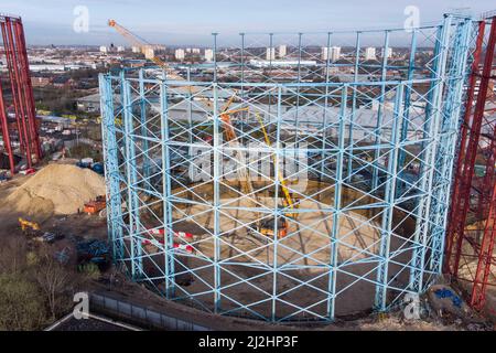Birmingham, England, April 2. 2022. Die Arbeiten zur Demontage der drei ungenutzten Gashalter in der Windsor Street in Birmingham laufen derzeit. Die Stahlkonstruktionen am Standort Nechells wurden zuletzt im Jahr 2012 verwendet, da Verbesserungen am Gasübertragungssystem bedeuten, dass Gas jetzt im Rohrsystem unterirdisch gespeichert werden kann. Das Gaswerk beherbergte einst 11 Gashalter und als die Zwillingsgashalter 1885 gebaut wurden, waren sie die größten der Welt. Das ikonische Wahrzeichen wurde erstmals 1980s in den Farben des örtlichen Fußballvereins Aston Villa gestrichen. Es wird angenommen, dass der Techniker einmal für die Wartung verantwortlich war Stockfoto