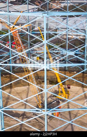 Birmingham, England, April 2. 2022. Die Arbeiten zur Demontage der drei ungenutzten Gashalter in der Windsor Street in Birmingham laufen derzeit. Die Stahlkonstruktionen am Standort Nechells wurden zuletzt im Jahr 2012 verwendet, da Verbesserungen am Gasübertragungssystem bedeuten, dass Gas jetzt im Rohrsystem unterirdisch gespeichert werden kann. Das Gaswerk beherbergte einst 11 Gashalter und als die Zwillingsgashalter 1885 gebaut wurden, waren sie die größten der Welt. Das ikonische Wahrzeichen wurde erstmals 1980s in den Farben des örtlichen Fußballvereins Aston Villa gestrichen. Es wird angenommen, dass der Techniker einmal für die Wartung verantwortlich war Stockfoto