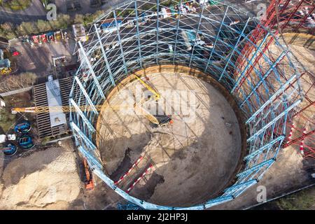 Birmingham, England, April 2. 2022. Die Arbeiten zur Demontage der drei ungenutzten Gashalter in der Windsor Street in Birmingham laufen derzeit. Die Stahlkonstruktionen am Standort Nechells wurden zuletzt im Jahr 2012 verwendet, da Verbesserungen am Gasübertragungssystem bedeuten, dass Gas jetzt im Rohrsystem unterirdisch gespeichert werden kann. Das Gaswerk beherbergte einst 11 Gashalter und als die Zwillingsgashalter 1885 gebaut wurden, waren sie die größten der Welt. Das ikonische Wahrzeichen wurde erstmals 1980s in den Farben des örtlichen Fußballvereins Aston Villa gestrichen. Es wird angenommen, dass der Techniker einmal für die Wartung verantwortlich war Stockfoto