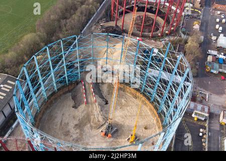 Birmingham, England, April 2. 2022. Die Arbeiten zur Demontage der drei ungenutzten Gashalter in der Windsor Street in Birmingham laufen derzeit. Die Stahlkonstruktionen am Standort Nechells wurden zuletzt im Jahr 2012 verwendet, da Verbesserungen am Gasübertragungssystem bedeuten, dass Gas jetzt im Rohrsystem unterirdisch gespeichert werden kann. Das Gaswerk beherbergte einst 11 Gashalter und als die Zwillingsgashalter 1885 gebaut wurden, waren sie die größten der Welt. Das ikonische Wahrzeichen wurde erstmals 1980s in den Farben des örtlichen Fußballvereins Aston Villa gestrichen. Es wird angenommen, dass der Techniker einmal für die Wartung verantwortlich war Stockfoto