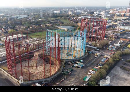Birmingham, England, April 2. 2022. Die Arbeiten zur Demontage der drei ungenutzten Gashalter in der Windsor Street in Birmingham laufen derzeit. Die Stahlkonstruktionen am Standort Nechells wurden zuletzt im Jahr 2012 verwendet, da Verbesserungen am Gasübertragungssystem bedeuten, dass Gas jetzt im Rohrsystem unterirdisch gespeichert werden kann. Das Gaswerk beherbergte einst 11 Gashalter und als die Zwillingsgashalter 1885 gebaut wurden, waren sie die größten der Welt. Das ikonische Wahrzeichen wurde erstmals 1980s in den Farben des örtlichen Fußballvereins Aston Villa gestrichen. Es wird angenommen, dass der Techniker einmal für die Wartung verantwortlich war Stockfoto
