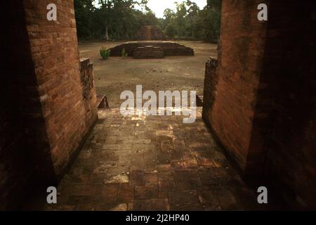 Ein Blick auf Gedong I und Gedong II Tempel in Muara Jambi Tempelanlagen in Muaro Jambi, Jambi, Indonesien. I-Tsing (Yijing), ein chinesischer Mönch aus dem 7.. Jahrhundert, der über die Seidenstraße nach Indien reiste, schrieb, dass Srivijaya ein Zentrum des buddhistischen Lernens außerhalb Indiens sei. Vier Jahrhunderte später, im 11.. Jahrhundert, blieb die Situation gleich. Dharmakirti, der größte buddhistische Gelehrte seiner Zeit, wohnte dort. Atisha Dïpankara Srïjnana, die den tibetischen Buddhismus Anfang desselben Jahrhunderts reformierte, verbrachte ein Dutzend Jahre in Sumatra, um den Buddhismus unter Dharmakirti zu studieren. Stockfoto