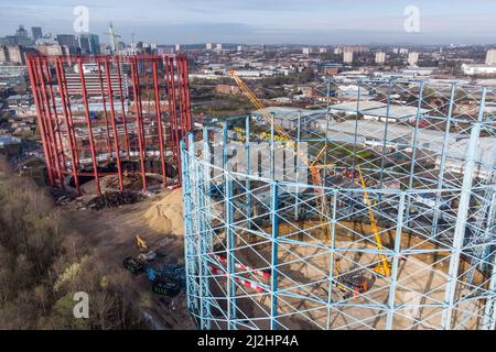 Birmingham, England, April 2. 2022. Die Arbeiten zur Demontage der drei ungenutzten Gashalter in der Windsor Street in Birmingham laufen derzeit. Die Stahlkonstruktionen am Standort Nechells wurden zuletzt im Jahr 2012 verwendet, da Verbesserungen am Gasübertragungssystem bedeuten, dass Gas jetzt im Rohrsystem unterirdisch gespeichert werden kann. Das Gaswerk beherbergte einst 11 Gashalter und als die Zwillingsgashalter 1885 gebaut wurden, waren sie die größten der Welt. Das ikonische Wahrzeichen wurde erstmals 1980s in den Farben des örtlichen Fußballvereins Aston Villa gestrichen. Es wird angenommen, dass der Techniker einmal für die Wartung verantwortlich war Stockfoto