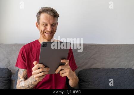 Eine Nahaufnahme des Mannes spielt Spiel auf Tablet Stockfoto