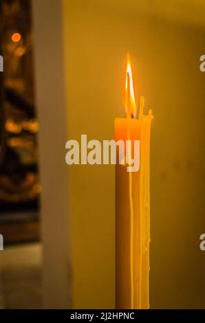 In der Serbisch-Orthodoxen Kirche in Sremska Kamenica wurde eine Wachskerze in Brand gesetzt. Stockfoto