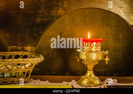 In der Serbisch-Orthodoxen Kirche in Sremska Kamenica wurde eine Wachskerze in Brand gesetzt. Stockfoto