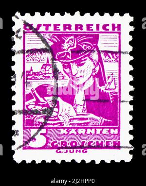 MOSKAU, RUSSLAND - 13. MÄRZ 2022: In Österreich gedruckte Briefmarke zeigt Mädchen aus Glantal, Kärnten, Kostümpalerien, um 1934 Stockfoto