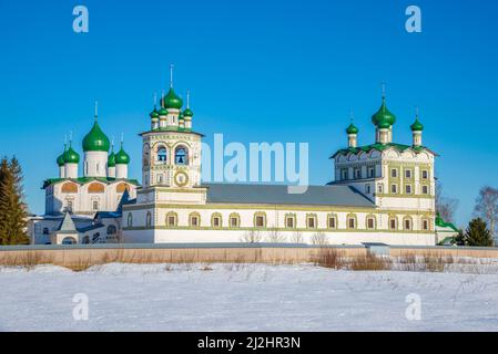 Das altertümliche Nikolo-Wjaschischtschski Kloster, den Märzmorgen. Wjashischtschi, Region Nowgorod. Russland Stockfoto