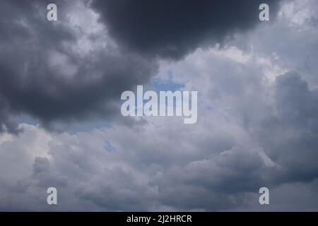 Weiße und dunkle Wolken am Himmel. Natürliche Dramatische Wolken. Schwarzer, wolkig-dunkler Himmel, bevor es zu heftigem Regen und Sturm kommt. Niedrige stürmische Wolken für ein Stockfoto