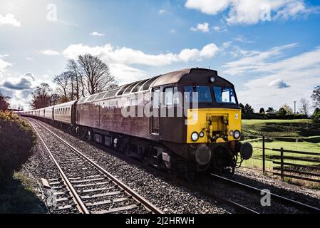 Northern Belle York nach Carlisle mit der dieselelektrischen Lokomotive Typ 4 57316 Alnwick Castle durch Long Preston in North Yorkshire gezogen 2/4/22 Stockfoto