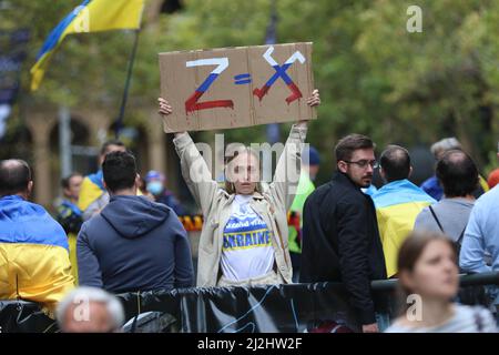 Sydney, Australien. 2.. April 2022. Ukrainer und ihre Anhänger versammelten sich am Martin Place, bevor sie zum Circular Quay marschierten, um gegen die russische Invasion zu protestieren. Im Bild: Iryna Semenova, deren Eltern in der Ukraine sind. Kredit: Richard Milnes/Alamy Live Nachrichten Stockfoto