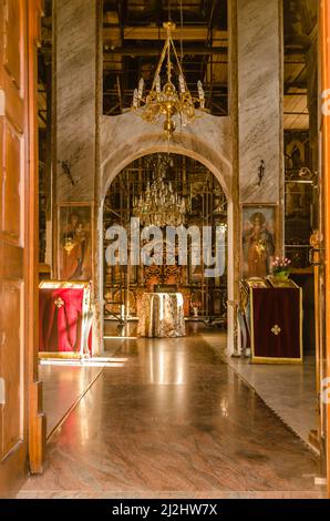 Blick auf das Innere und die Mauer mit der Ikonostase in der Kirche. Stockfoto