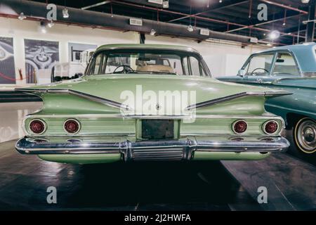 Green Old Classic Antique Car Rückansicht Nahaufnahme. American 60s Car Stockfoto