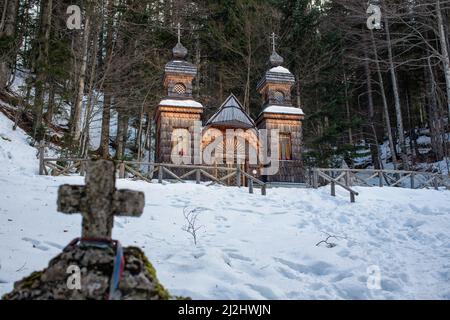 Russische Holzkapelle auf dem Vrsic-Pass in Slowenien bei Kranjska gora Stockfoto