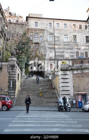 Scalinata dei Borgia o Vicus scelleratus (Anstieg der Borgias) auf der Via Cavour, Rom, Italien, 27. November 2017. Stockfoto