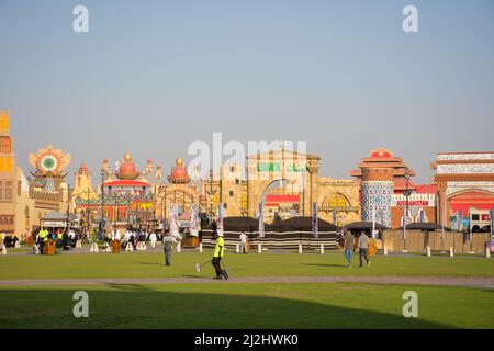 Dubai, Dubai, VAE - 3.27.2018 globaler Dorfmarkt bei Sonnenuntergang in Dubai, Vereinigte Arabische Emirate. Stockfoto