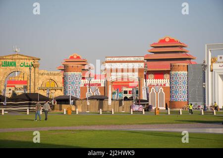 Dubai, Dubai, VAE - 3.27.2018 globaler Dorfmarkt bei Sonnenuntergang in Dubai, Vereinigte Arabische Emirate. Stockfoto
