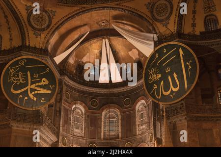 Islamisches Hintergrundbild. Kalligraphien Allahs und des Propheten Muhammad in der Hagia Sophia oder Ayasofya. Ramadan oder kandil oder Laylat al-qadr oder islamischer Rücken Stockfoto